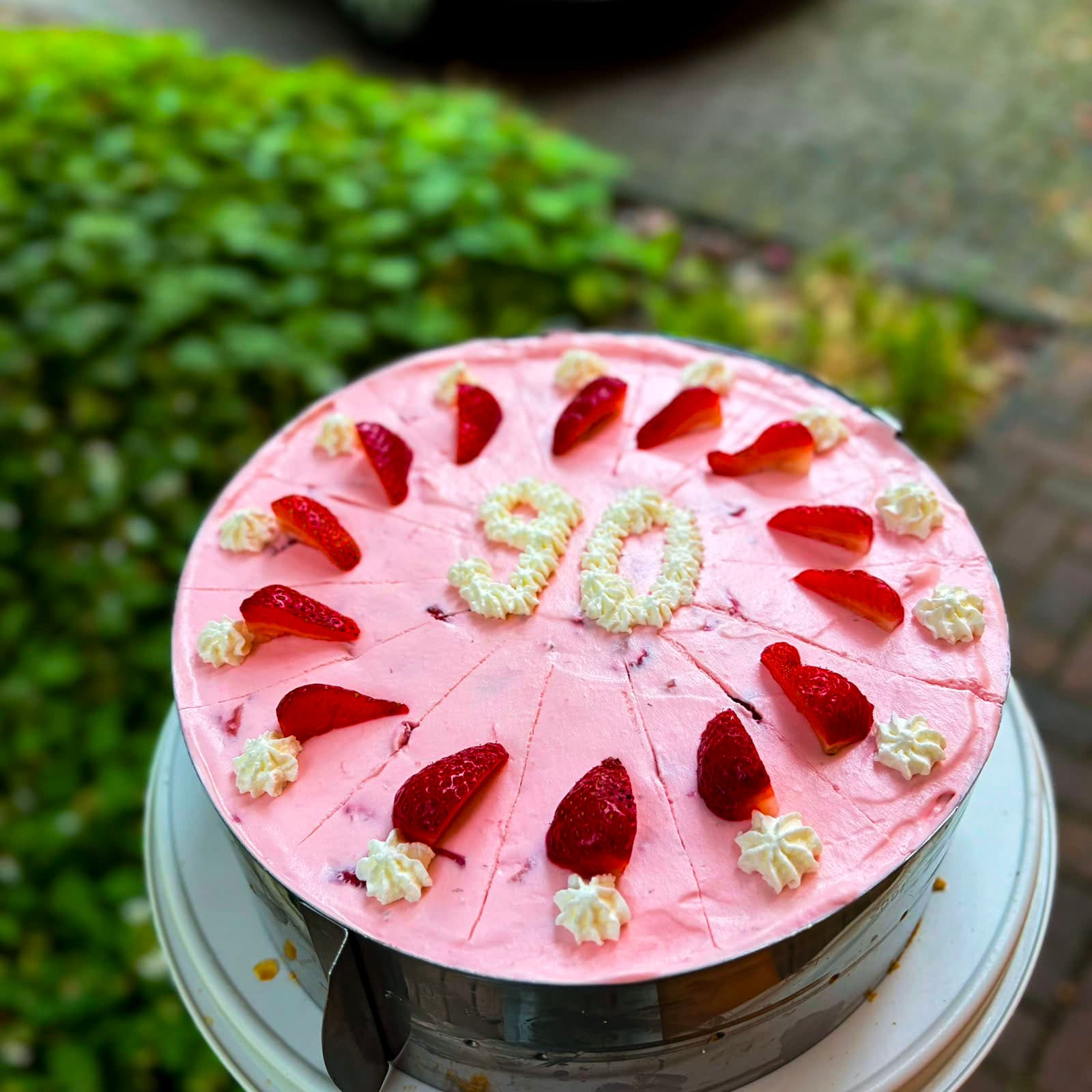Handgefertigte Erdbeertorte zum 90. Geburtstag